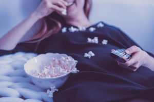 Coda'r Meic Cyfarfod gyda Ffrindiau - Merch yn bwyta popcorn ar gyfer