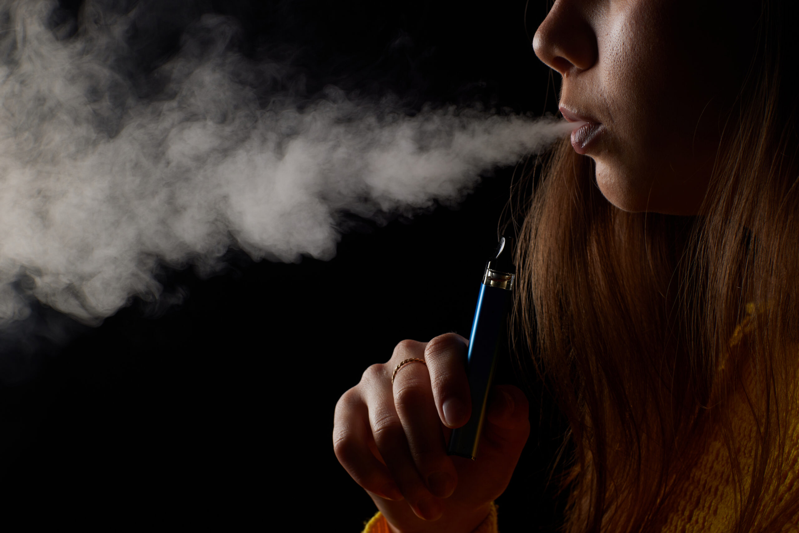 Ydy E-smygu (Vaping) yn Ddiogel i Bobl Ifanc?