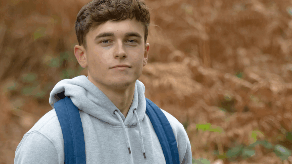 Bachgen ifanc yn gwisgo bag cefn