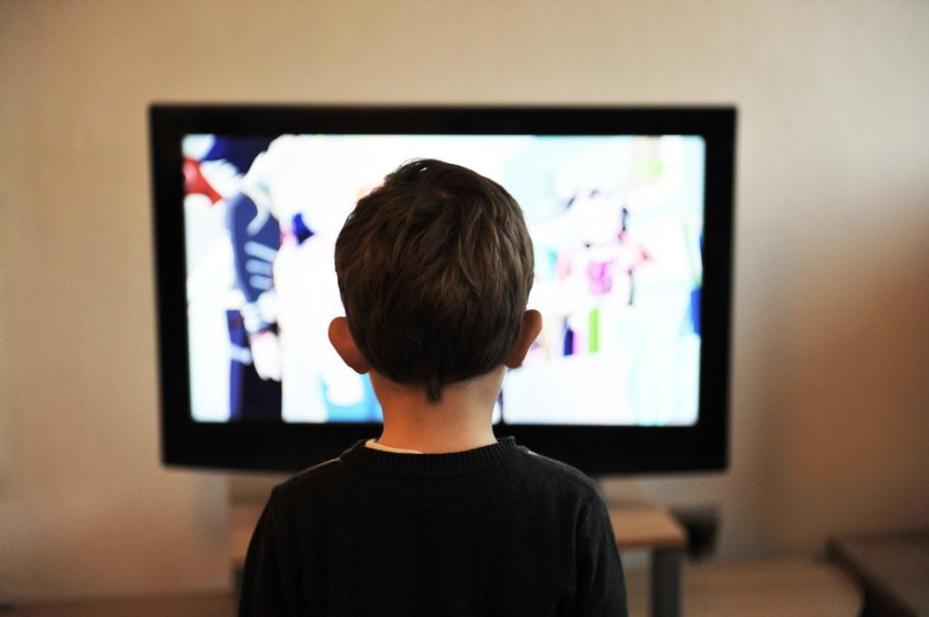 Addicted to the news - Child watching TV - Coronavirus and mental health