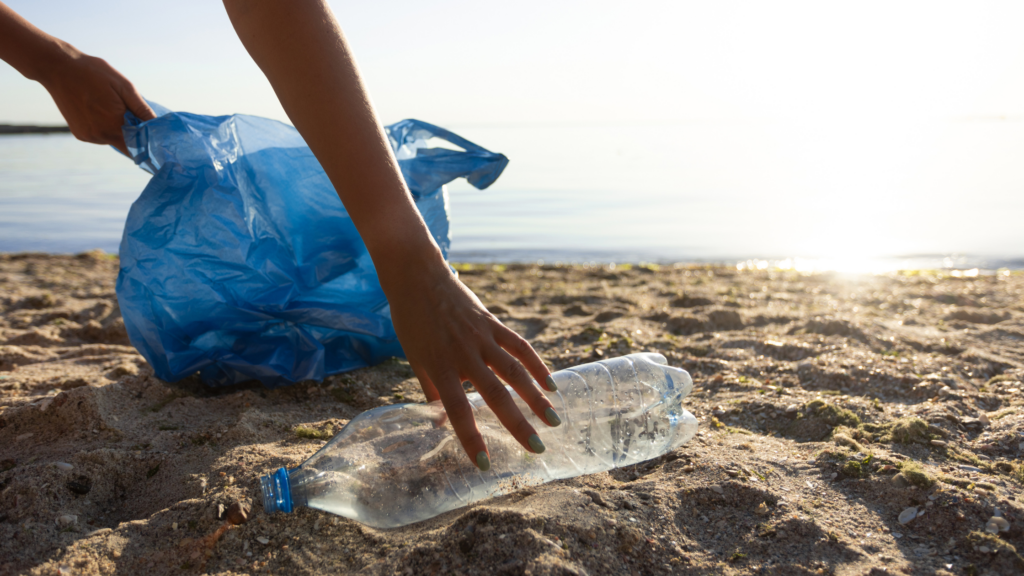 Picking up plastic bottle from sandy beach
Cyfleoedd Gwirfoddoli Awyr Agored
